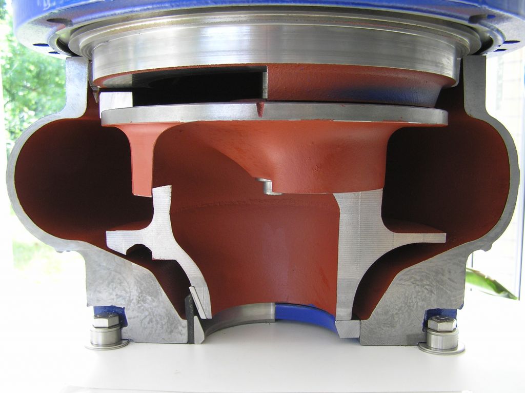Geschnittene Tauchmotorpumpe, links am Spalt mit neu eingebautem Laufradabdichtsystem, rechts mit Original Spaltring (Foto: Würdig - Pumpentechnik e.K.)